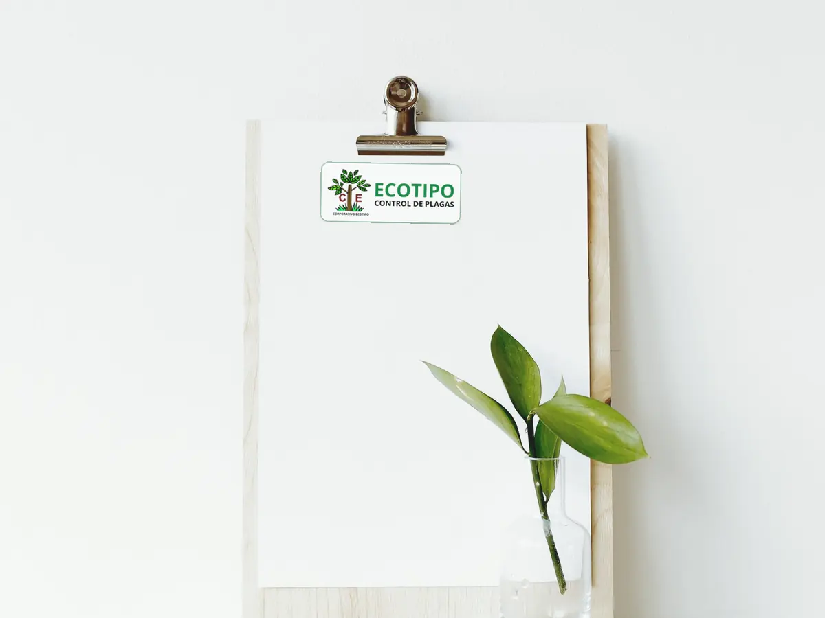 Clipboard de cotización de ECOTIPO con planta y escritorio limpio para solicitar atención